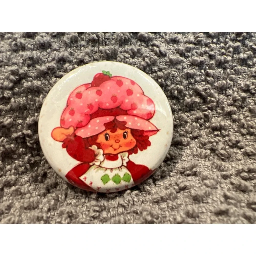Vintage Strawberry Shortcake Pin Back Button 1 Inch Retro 80s Character Badge - Picture 1 of 2